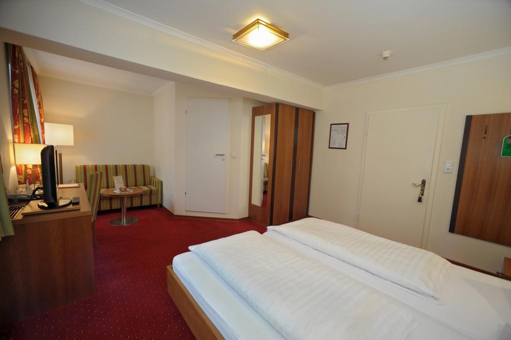 Hotel Goldener Loewe Kufstein Room photo